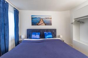 a bedroom with a purple bed and a window at WG Zimmer Seilerstrasse in Arbon