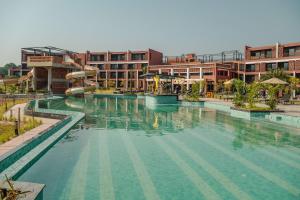 a large swimming pool in front of a building at Hotel Sonar Bangla Susunia in Kālipahāri