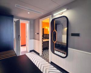 a dressing room with a mirror on the wall at Hotel Sonar Bangla Susunia in Kālipahāri