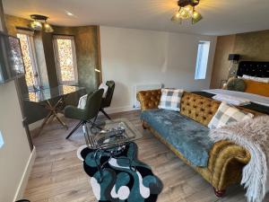a living room with a couch and a bed at Gamelin in Llangollen