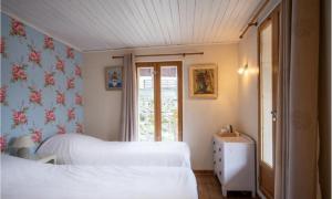 a bedroom with two white beds and a window at Maison Caramel Chalet in Landry