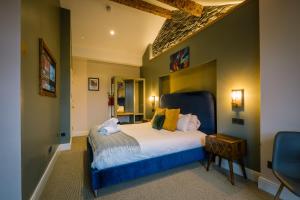 a bedroom with a large bed in a room at Craig's Suites Windermere in Windermere