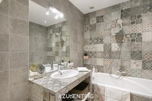 a bathroom with a tub and a sink and a bath tub at Azurenting - Maison Césario - 3 chambres in Cannes
