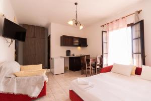 a living room with a bed and a kitchen at Casa di Dandolo in Parga