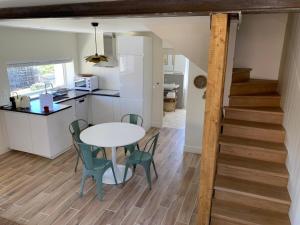a kitchen and dining room with a table and chairs at L'Annexe Deveney-Mars in Puligny-Montrachet