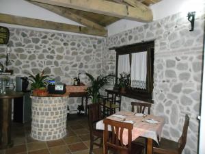A restaurant or other place to eat at B&B Il Laghetto