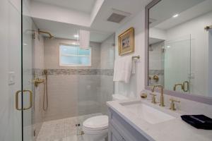 a bathroom with a shower and a sink and a toilet at Le Malo Vacation Rental in Naples