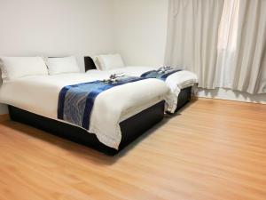 two beds sitting next to each other in a room at Rosenheim Tokyo Shinjuku in Tokyo