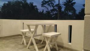a table and two stools in front of a wall at Villa C & C Thalpe in Talpe +26 photos