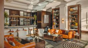 ein Wohnzimmer mit orangefarbenen Möbeln und Regalen in der Unterkunft Cape Grace, A Fairmont Managed Hotel in Kapstadt