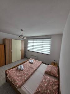 a bedroom with two beds and a window at Apartman Daki in Vareš