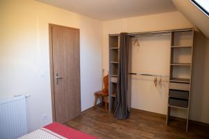 a bedroom with a closet and a bed and a door at Insolit'appart à la ferme in Horbourg