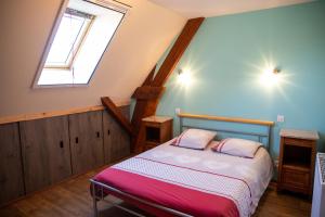 a bedroom with a bed in a room with a window at Insolit'appart à la ferme in Horbourg
