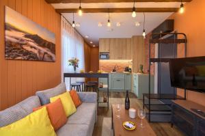 a living room with a couch and a kitchen at Cicho Sza in Tylicz