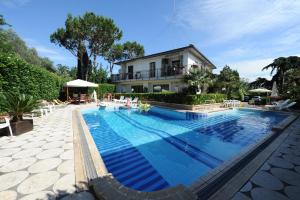 una grande piscina di fronte a una casa di Casa Santarelli a Roma
