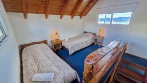 a bedroom with two beds and a window at La gringa 1 in San Carlos de Bariloche
