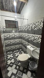 a bathroom with a toilet and a sink at Casa da Biza 1 in Cananéia
