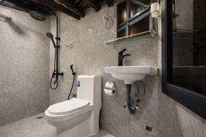 a bathroom with a toilet and a sink at بيت العريش Arish house in Sayq
