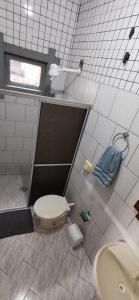 a bathroom with a toilet and a sink at Verde & Sal 13 in Ilhéus