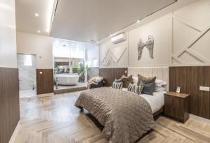 a bedroom with a large bed and a bath room at The Pocklington Aparthotel - Luxury 1 & 2 Bed Serviced Apartments, City Centre, Perfect For Families, Contractors and Businesses in Leicester