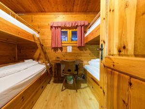 a room with two beds in a log cabin at das Sopherl in Sonnenalpe Nassfeld