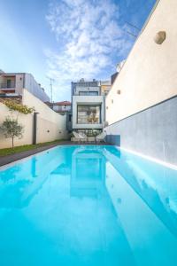 a swimming pool in front of a building at Bom Jardim Apartments in Porto