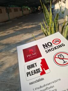 a sign that says no pizza and no smoking at Picnic Si Racha in Ban Fang Daeng