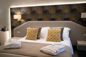 a bedroom with a bed with towels on it at Divina Charme in Mascalucia +263 photos