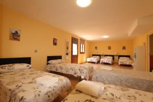 a room with four beds in a room at Casa Jardin del Valle. TuCasaTemporal in Seseña +28 photos