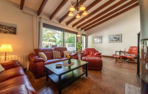 a living room with couches and a table at Can Taco in Galilea