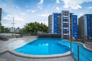 a large blue swimming pool with buildings in the background at Ubicación Privilegiada Torre 2 in Armenia