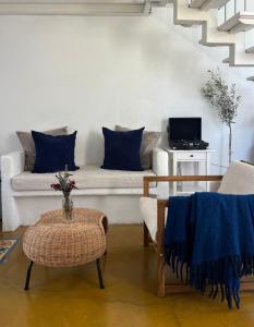 ein Wohnzimmer mit Sofa und Tisch in der Unterkunft Yamas Golan in Ani'am