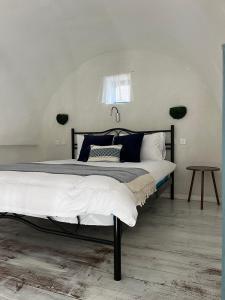 ein Schlafzimmer mit einem großen Bett und einem Tisch in der Unterkunft Yamas Golan in Ani'am