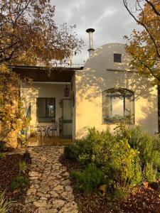 ein Haus mit einem steinernen Gehweg davor in der Unterkunft Yamas Golan in Ani'am