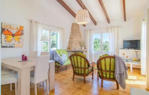 a kitchen and dining room with a table and chairs at Sa Caseta De Portocolom in Felanitx