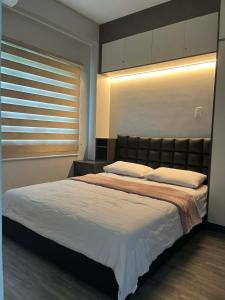 a bedroom with a large bed and a window at Casita Luna in San Juan +24 photos