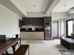 a kitchen with a couch and a table in a room at Casita Luna in San Juan