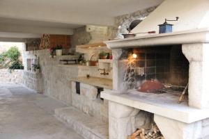 科尔丘拉格吉奇公寓酒店的一个大石头炉子,里面装有锅