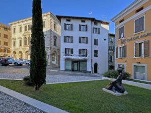 a statue of a woman sitting on a lawn in front of a building at BBkey Corte San Daniele in San Daniele del Friuli