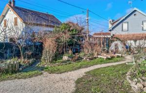 a garden in front of a house at Location Cosy De Plain-Pied in Audincourt +12 photos
