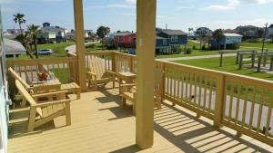 Gallery image of PRIVATE BEACH -- AWAY FROM THE CROWDS - Ocean Views -Short drive to MOODY GARDENS, SCHLITTER BAHN, PLEASURE PIER in Galveston