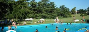 a group of people in a swimming pool at Lugar de PAZ en las Sierras in Sierra de la Ventana