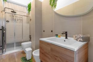a bathroom with a sink and a toilet at Naviglio Pop House zona Humanitas-Forum con wifi in Rozzano +33 photos