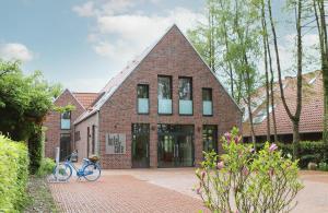 a blue bike parked in front of a brick building at Plauderei Café und Hotel in Bad Zwischenahn