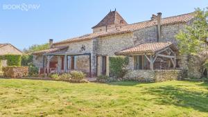 an old stone house with a large yard at Chez Moutier in Monestier