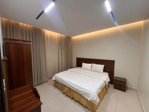 a bedroom with a bed with white sheets and two pillows at شقق ضيافه خاصه 5391 in Yanbu