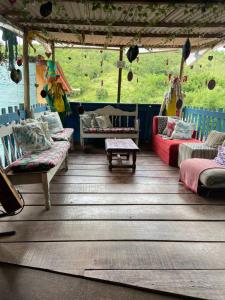 a room with couches and a table in a playground at Pousada e Hostel Cantinho dos Chalés in São Luiz do Paraitinga