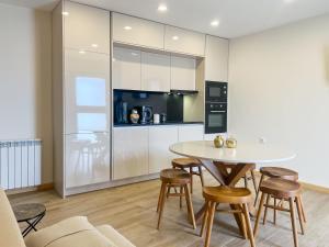a kitchen with a table and chairs in a room at Casas da Assureira in Castro Laboreiro