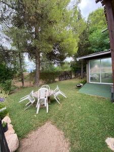 zwei Stühle und ein Tisch in einem Garten in der Unterkunft OLENA in Perdriel