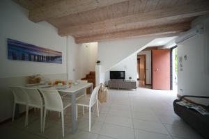 a kitchen and dining room with a table and chairs at Bibione MasterVillage Family in Bibione